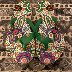 Vera Bradley floral flip flops paisley sandals